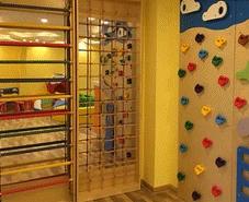 Zatvoreni drveni zid za penjanje